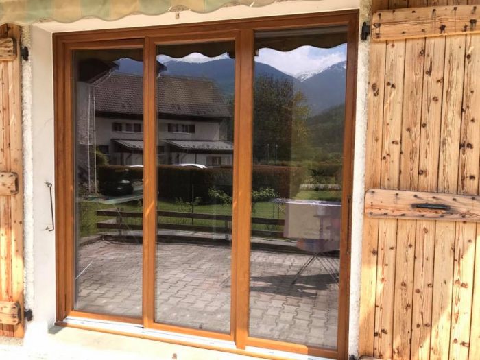 Installation de porte de garage sectionnelle, volets roulants solaire, fenêtres pvc imitation bois