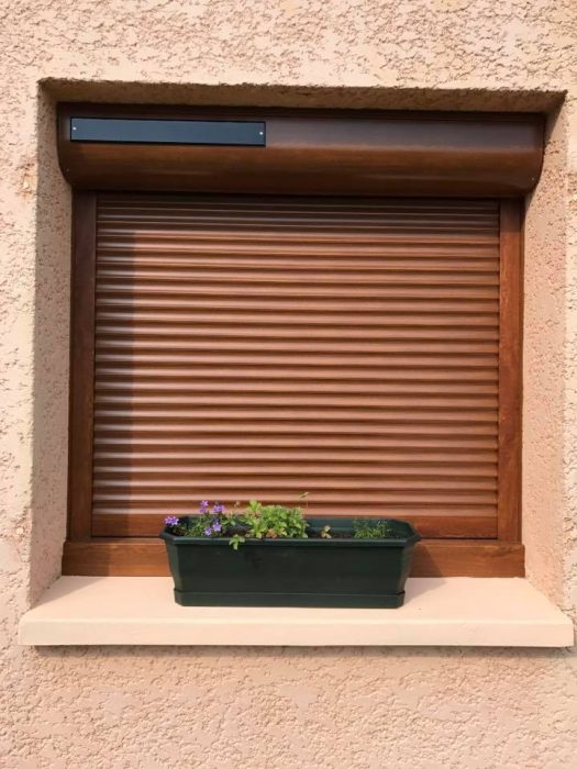 Installation de porte de garage sectionnelle, volets roulants solaire, fenêtres pvc imitation bois