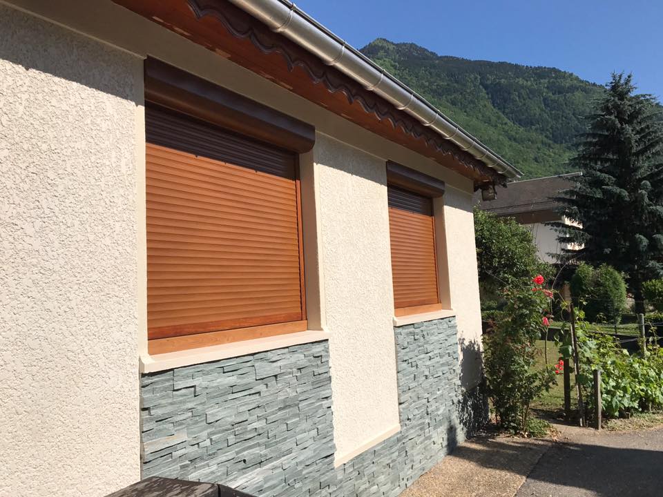 Installation, rénovation menuiserie de qualité à Chambéry en Savoie, Haute-Savoie, Isère et Ain. Installation de volets roulants en aluminium à chêne dorée.