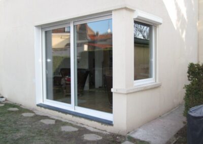 Installation, rénovation menuiserie de qualité à Chambéry en Savoie, Haute-Savoie, Isère et Ain. Pose de baie vitrée en aluminium.