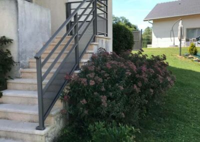 Installation, rénovation menuiserie de qualité à Chambéry en Savoie, Haute-Savoie, Isère et Ain. Garde-corps.