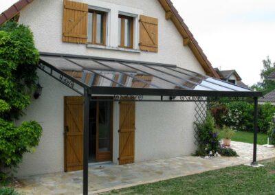 Installation, rénovation menuiserie de qualité à Chambéry en Savoie, Haute-Savoie, Isère et Ain. Installation de pergolas sur mesure.