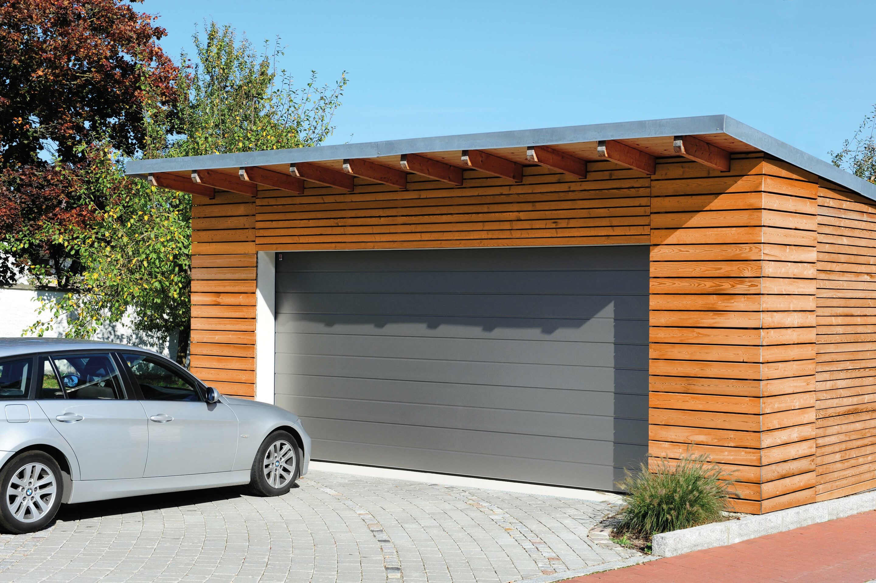 Installation, rénovation menuiserie de qualité à Chambéry en Savoie, Haute-Savoie, Isère et Ain. Installation porte de garage "Holzfassade".