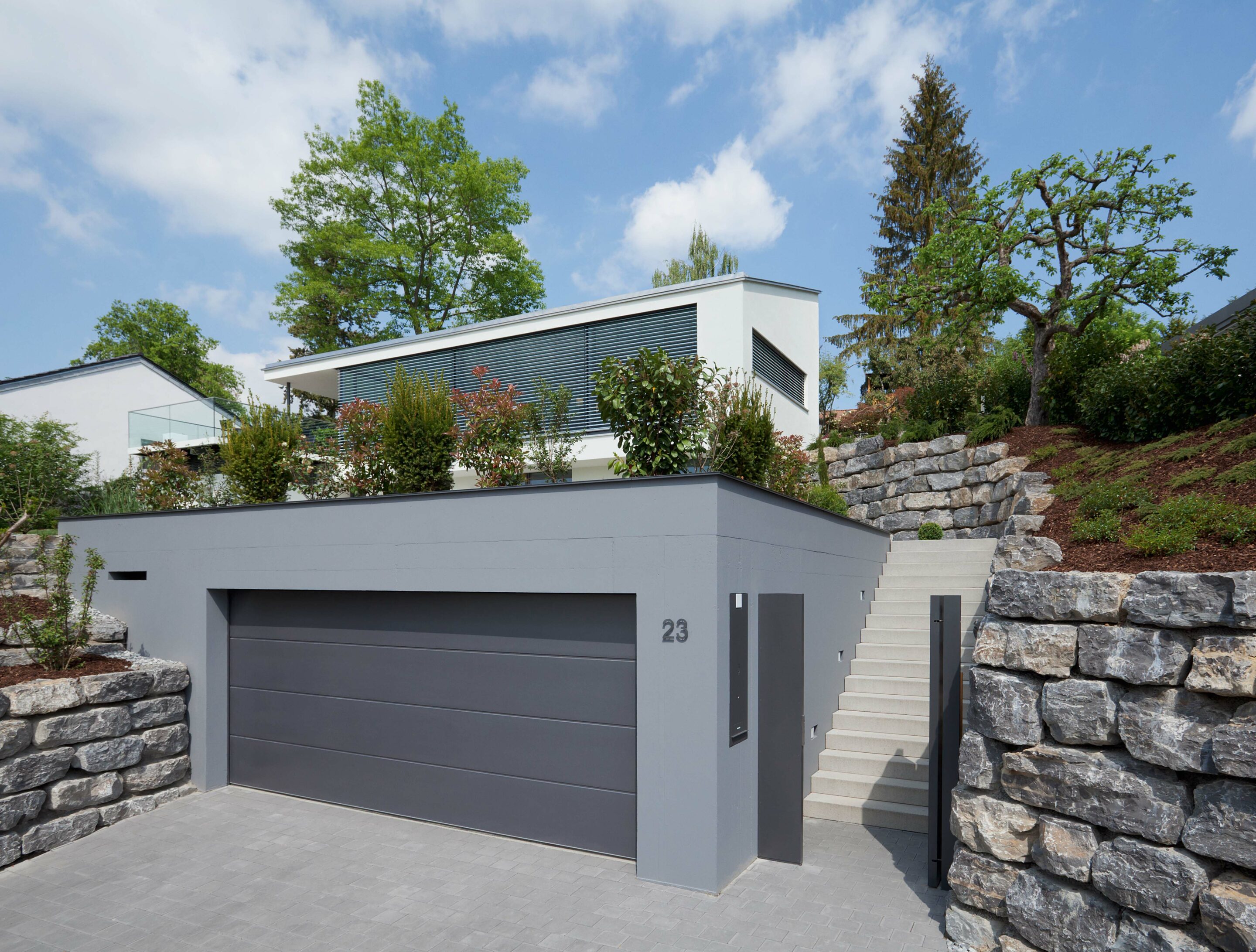 Installation, rénovation menuiserie de qualité à Chambéry en Savoie, Haute-Savoie, Isère et Ain. Installation porte de garage "Stein".