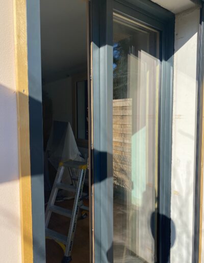 Installation, rénovation menuiserie de qualité à Chambéry en Savoie, Haute-Savoie, Isère et Ain. Installation de fenêtre mixte en bois-alu.