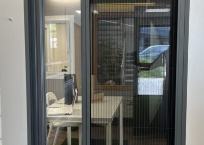 Installation, rénovation menuiserie de qualité à Chambéry en Savoie, Haute-Savoie, Isère et Ain. Moustiquaire fenêtre.