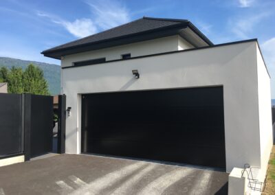 Installation, rénovation menuiserie de qualité à Chambéry en Savoie, Haute-Savoie, Isère et Ain. Porte de garage.