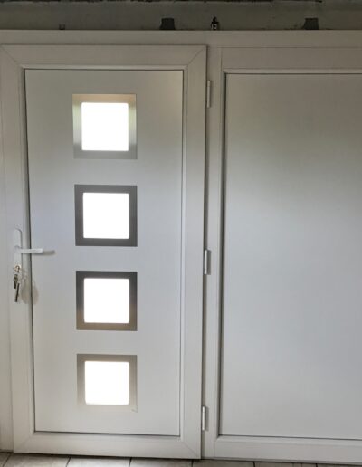 Installation, rénovation menuiserie de qualité à Chambéry en Savoie, Haute-Savoie, Isère et Ain. Porte d'entrée en PVC.