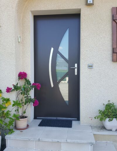 Installation, rénovation menuiserie de qualité à Chambéry en Savoie, Haute-Savoie, Isère et Ain. Porte d'entrée en aluminium.