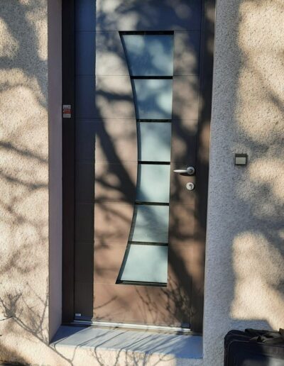 Installation, rénovation menuiserie de qualité à Chambéry en Savoie, Haute-Savoie, Isère et Ain. Porte d'entrée en aluminium.