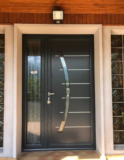 Installation, rénovation menuiserie de qualité à Chambéry en Savoie, Haute-Savoie, Isère et Ain. Porte d'entrée en aluminium.