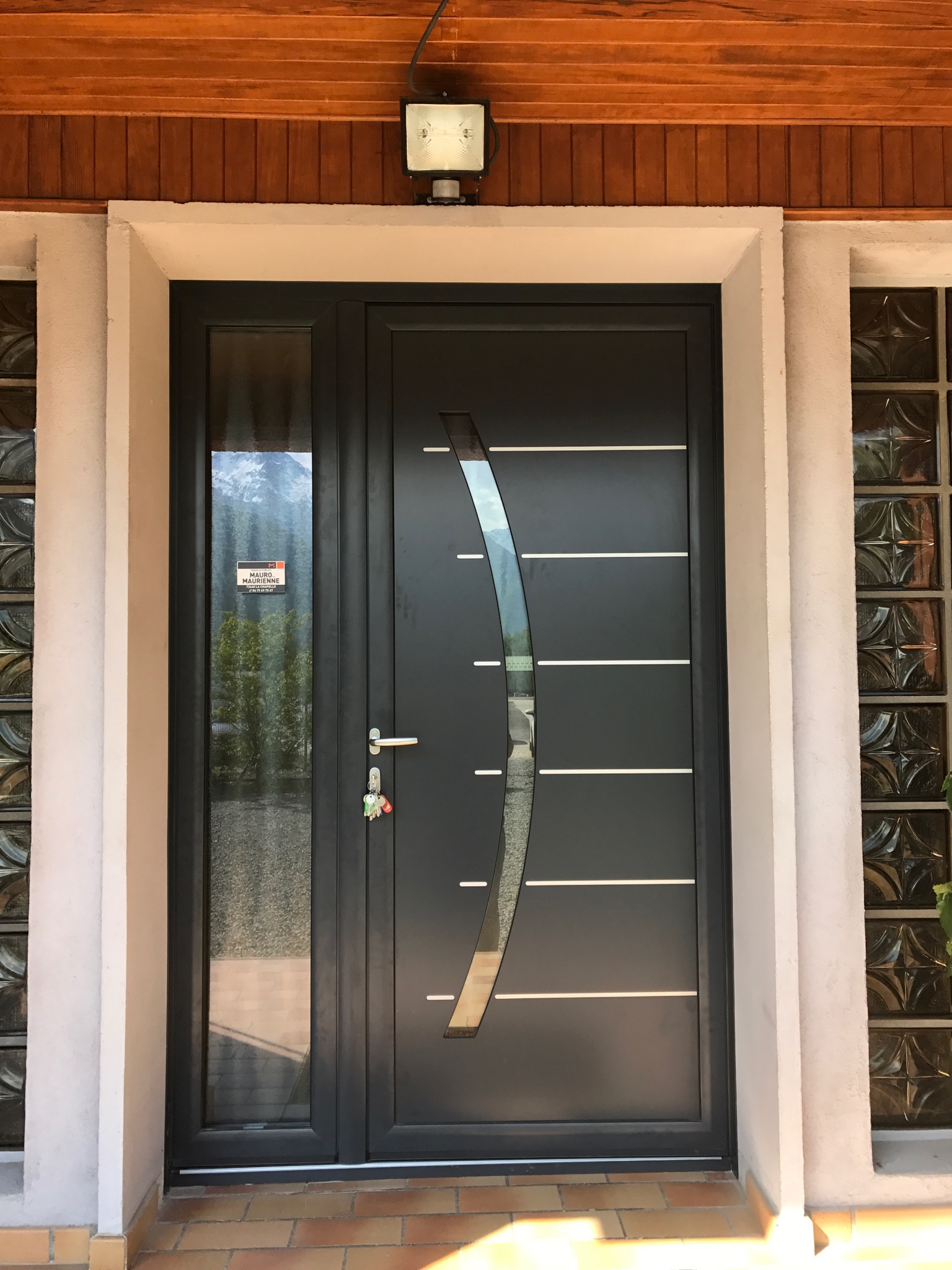 facile à installer, protéger la porte d'entrée - Decofer & Alu, Pergolas  des 2 Savoie｜Savoie, Isère et Haute-Savoie