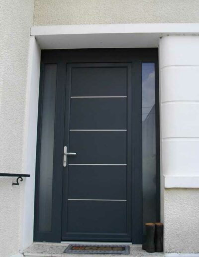 Installation, rénovation menuiserie de qualité à Chambéry en Savoie, Haute-Savoie, Isère et Ain. Porte d'entrée en aluminium.