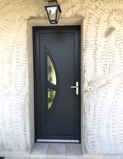 Installation, rénovation menuiserie de qualité à Chambéry en Savoie, Haute-Savoie, Isère et Ain. Porte d'entrée en aluminium.