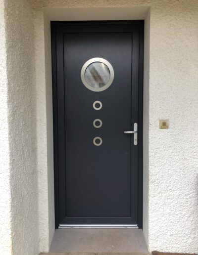 Installation, rénovation menuiserie de qualité à Chambéry en Savoie, Haute-Savoie, Isère et Ain. Porte d'entrée en aluminium.