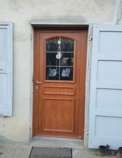 Installation, rénovation menuiserie de qualité à Chambéry en Savoie, Haute-Savoie, Isère et Ain. Porte d'entrée en bois-alu.